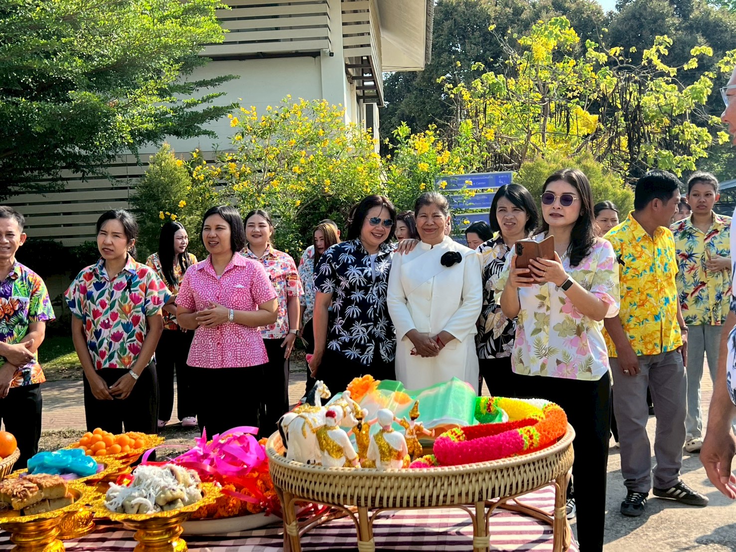 title - ส.ป.ก. ยโสธร จัดพิธีเจริญพระพุทธมนต์ทำบุญถวายภัตตาหารเพลแด่พระสงฆ์ พิธีสักการะศาลเจ้าที่และสิ่งศักดิ์สิทธิ์ประจำสำนักงาน เนื่องในเทศกาลวันขึ้นปีใหม่ไทย